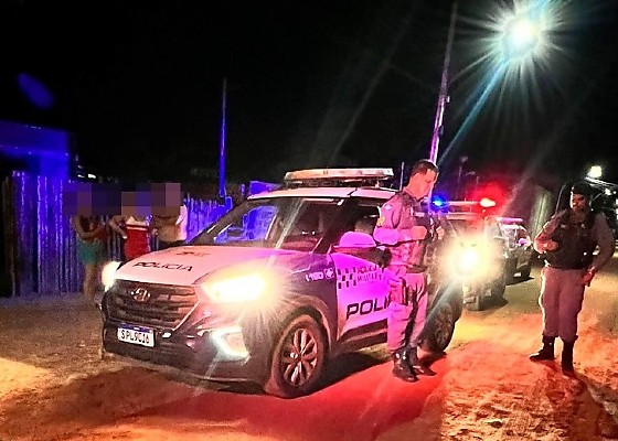 Mulher se recusa a desligar som, joga água em vizinho e xinga policiais: 