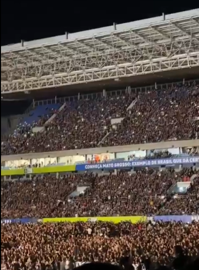 Com vaias, público manda recado para Lula e Bolsonaro em show do Guns; veja