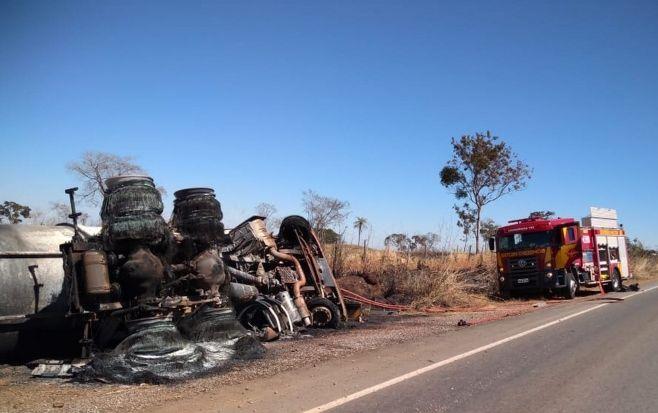 Motorista morre carbonizado após carreta carregada com etanol tombar e pegar fogo em Goiás