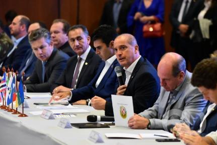 Mauro reforça pedido para Exército combater queimadas em MT