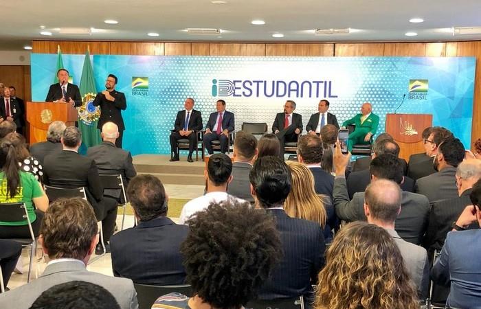 Governo cria carteirinha de estudante digital gratuita