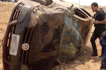 Bandidos trocam tiros com a polícia e capotam carro na BR-163