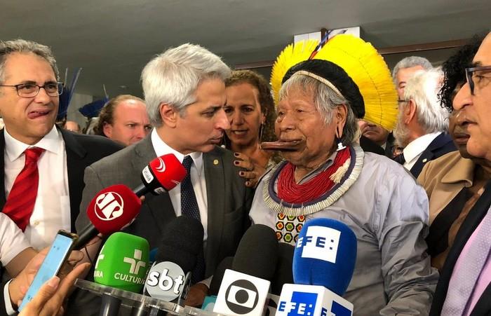 'Bolsonaro falou que não sou liderança; ele que não é liderança e tem que sair', diz cacique Raoni