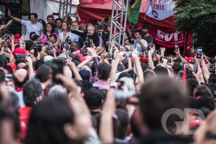 Em sindicato, Lula afirma que ‘dormiu com a consciência tranquila’ na prisão