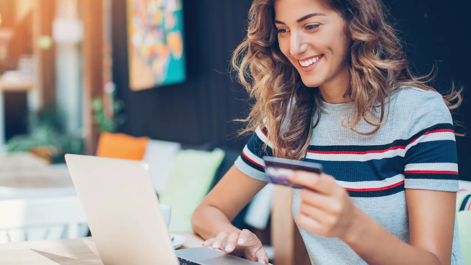 Mulher fazendo compras pelo E-commerce
