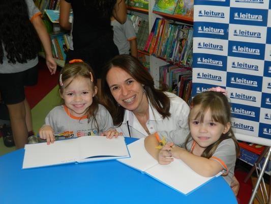 Vamos relembrar a tarde de autógrafos dos pequenos escritores?