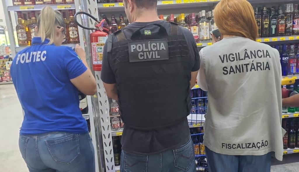 Ação conjunta fiscaliza comércios após pessoas passarem mal ao ingerirem bebidas em Água Boa