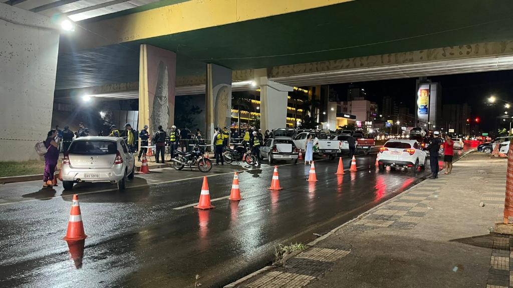 Operação Lei Seca fiscaliza 200 veículos e prende um condutor