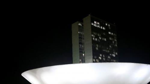 Brasília; Deputados reiniciam hoje votação de mudanças no sistema político-eleitoral Comissão Especial da Proposta de Emenda à Constituição 77/03, que trata de mudanças no sistema político-eleitoral, volta a se reunir hoje