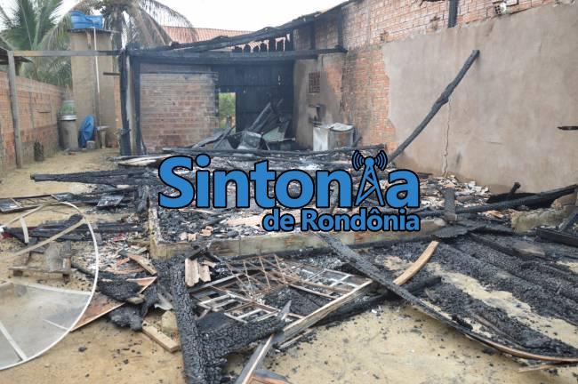 Ladrão rouba residência e depois coloca fogo.
