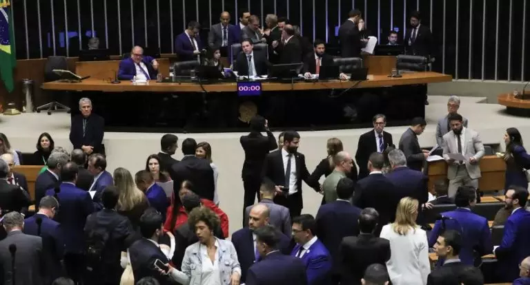 Câmara aprova urgência para votar projeto que proíbe cobrança por bagagem de mão