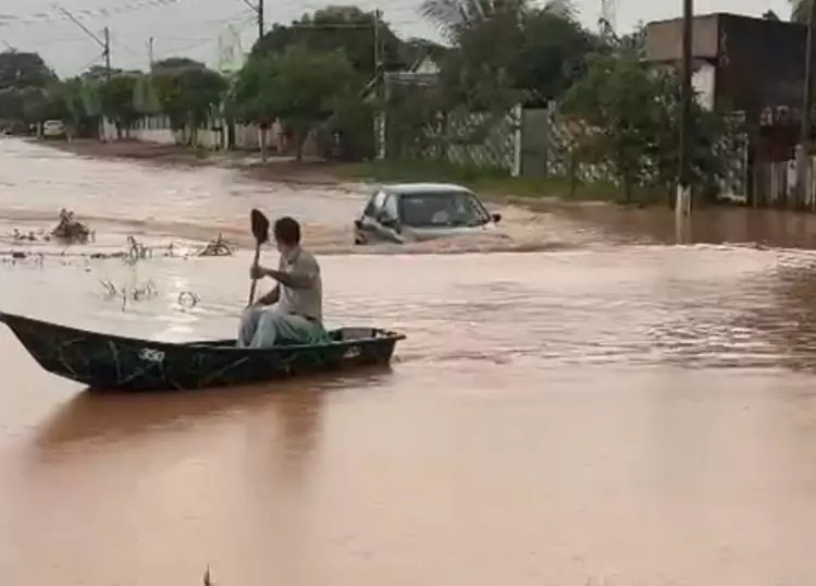 Após 3 horas de chuvas, município de Pimenteiras do Oeste/RO sofre alagamentos e enchentes em vários pontos