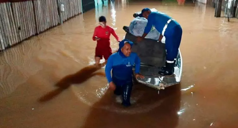 Enchente fora de época atinge 12 mil pessoas em Rio Branco: 130 famílias estão desabrigadas