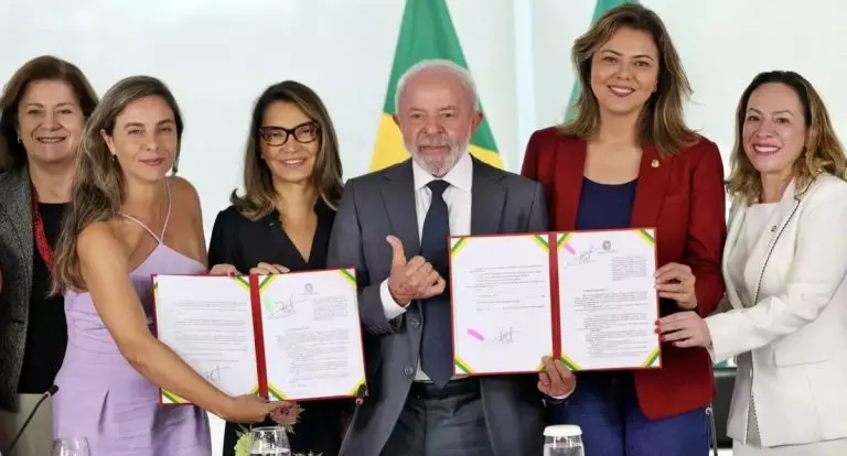 Lula sanciona leis que endurecem combate à violência contra a mulher