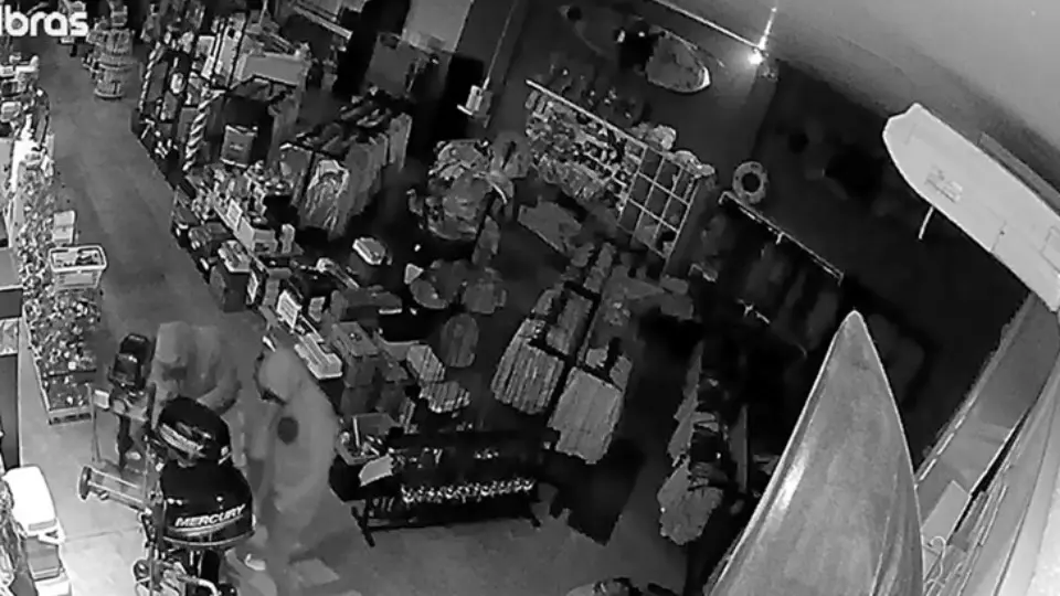 Dupla invade loja e furta motores de barcos