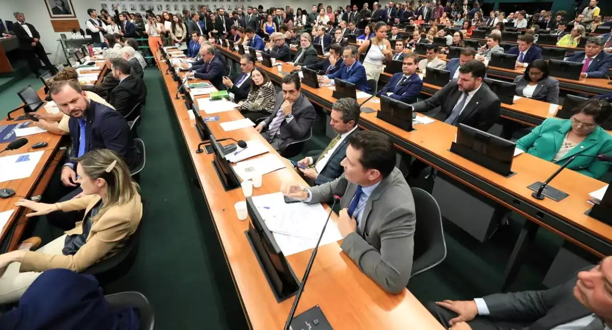 CCJ da Câmara analisa hoje PEC que põe fim à escala 6×1