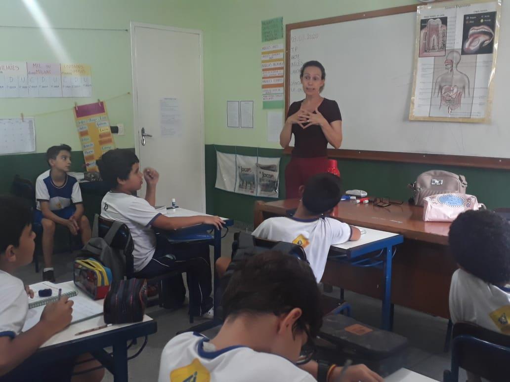 NUTRICIONISTA VISITA ALUNOS DO FUNDAMENTAL PARA CONVERSA SOBRE BOA ALIMENTAÇÃO NUTRICIONISTA VISITA ALUNOS DO FUNDAMENTAL PARA CONVERSA SOBRE BOA ALIMENTAÇÃO