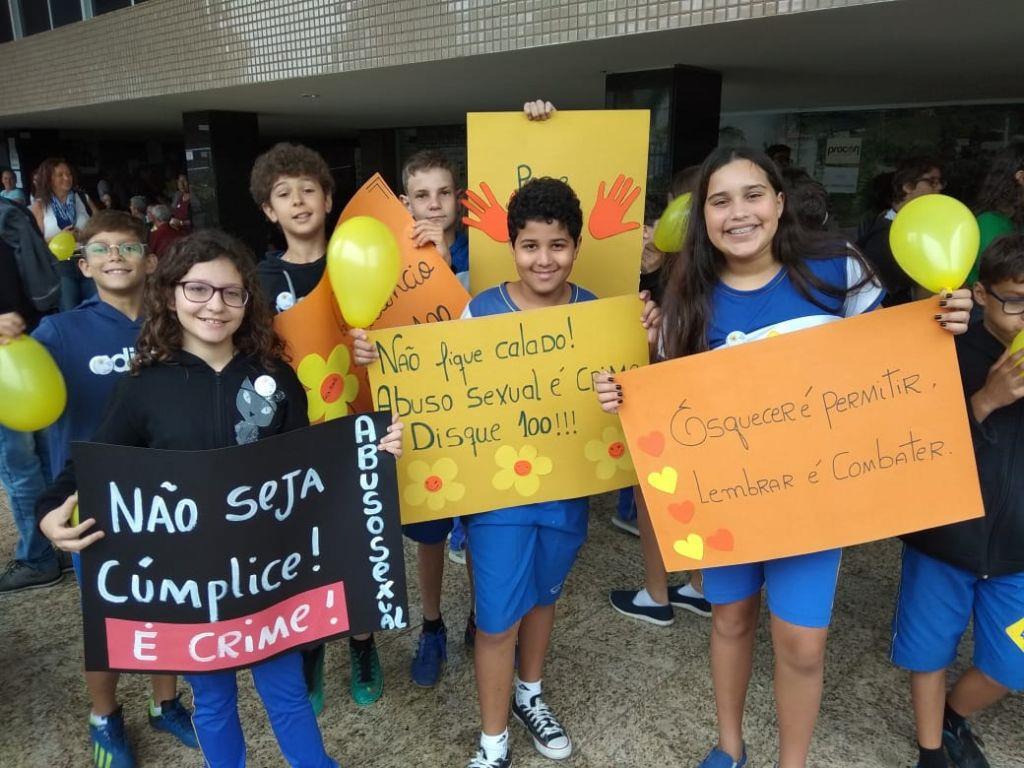 Alunos da Coopeducar participam de passeata de conscientização contra o abuso e a exploração sexual de crianças e adolescentes Alunos da Coopeducar participam de passeata de conscientização contra o abuso e a exploração sexual de crianças e adolescentes