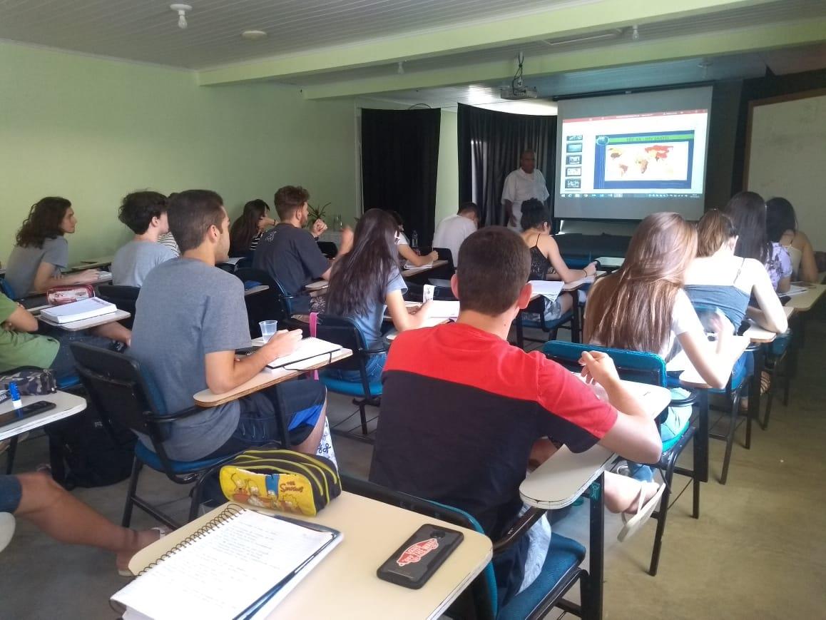 Alunos da Coopeducar participam de aulão preparativo para o Enem Alunos da Coopeducar participam de aulão preparativo para o Enem
