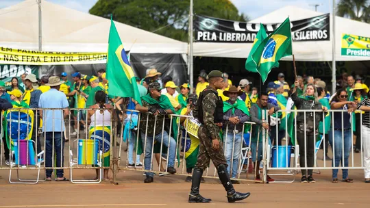 Exército diz que decidiu adiar desmobilização de acampamento bolsonarista em frente ao QG em Brasília