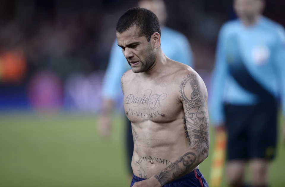 Imagens de boate apontam que Daniel Alves ficou com mulher no banheiro durante 15 minutos