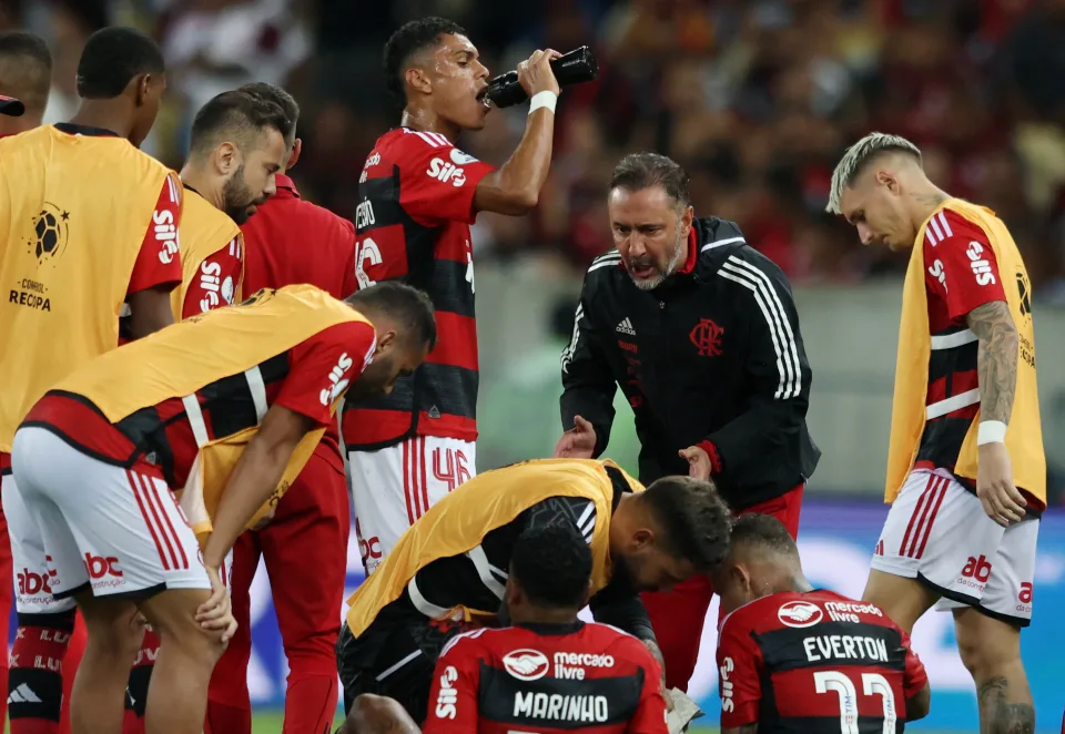 Elenco do Flamengo protege Vítor Pereira de críticas
