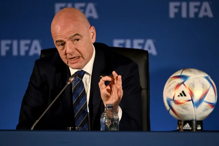 Reeleito sem surpresa, Infantino prepara a expansão da Fifa