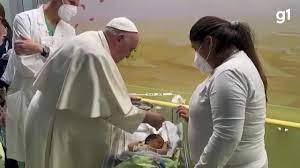 Internado, papa batiza criança em hospital na Itália