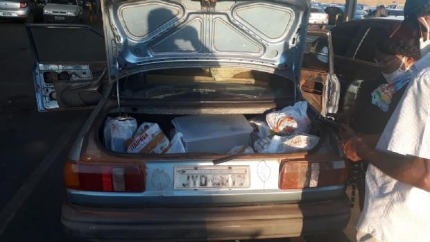 Cachorro morre ao ser esquecido pelo dono em porta-malas de carro