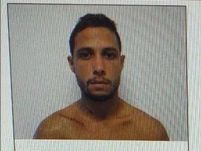 Rapaz foge pelo portão da frente da cadeia