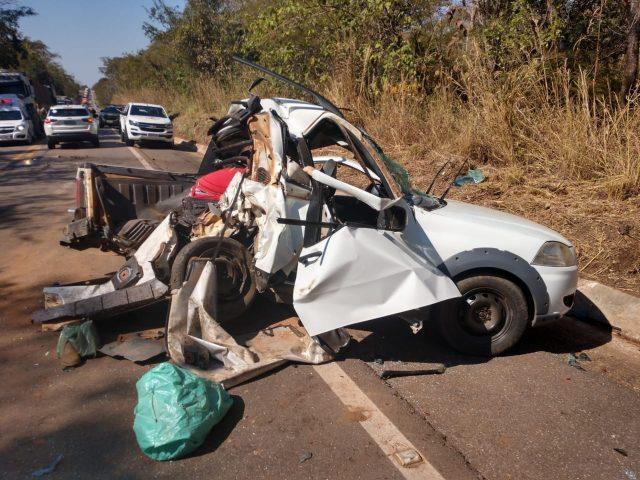 Carro é partido ao meio em acidente, pais morrem e adolescente fica ferido em MT