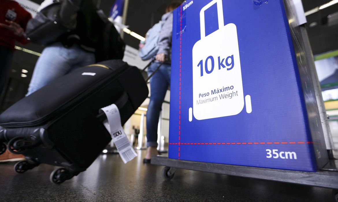 Deputados aprovam retomada da gratuidade no despacho de bagagens