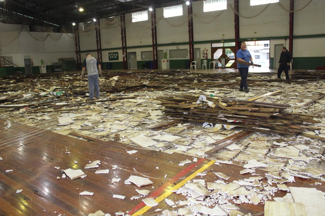 Avança obra da troca do piso do ginásio municipal de Salvador do Sul