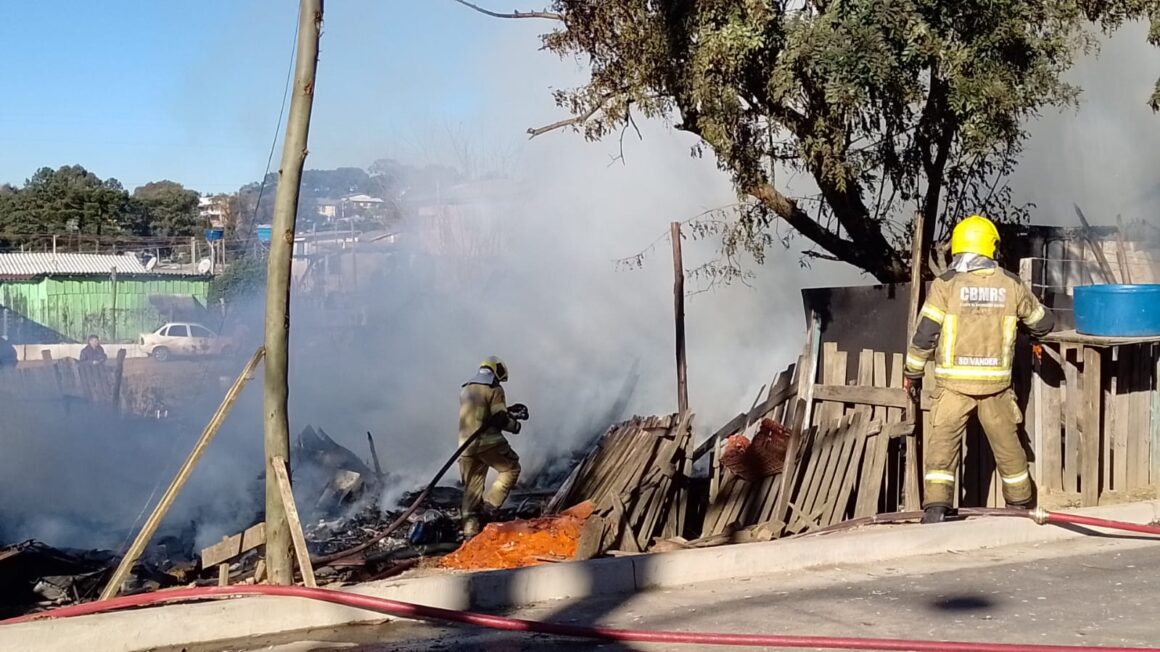 Incêndio destrói três casas em Farroupilha