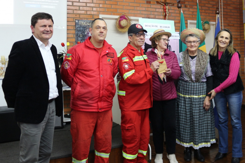 Grupo de idosas “Mãos que produzem para doar” de Garibaldi destinam R$4 mil para os Bombeiros Voluntários
