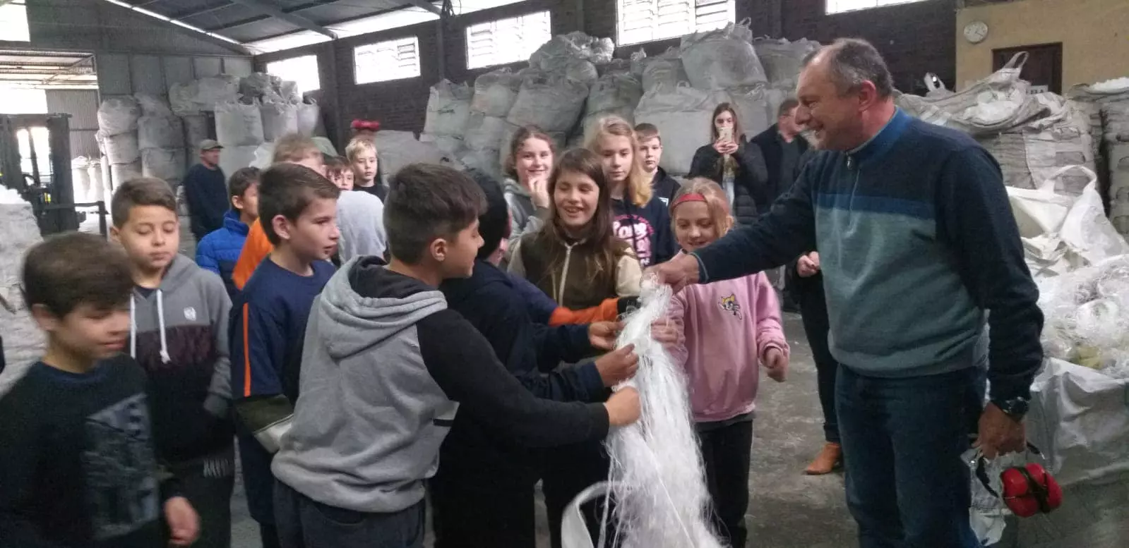 Alunos da Escola 29 de Abril visitam empresas do ramo dos plásticos, em São Vendelino
