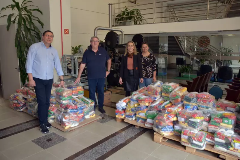 Secretaria de Habitação, Trabalho e Assistência Social de Garibaldi recebe alimentos e agasalhos arrecadados pela Paróquia São Pedro