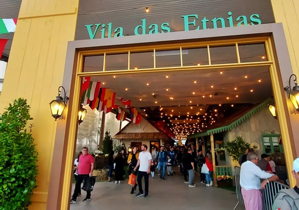 Vila das Etnias mostra diversidade de culturas na Rua Coberta