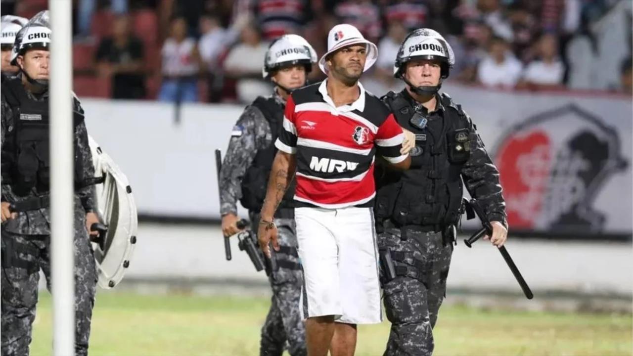 Série D: torcedor do Santa Cruz invade estádio e “ensina” goleiro a defender