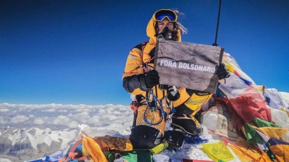 Brasileiro chega ao topo do Monte Everest e abre faixa “Fora Bolsonaro”