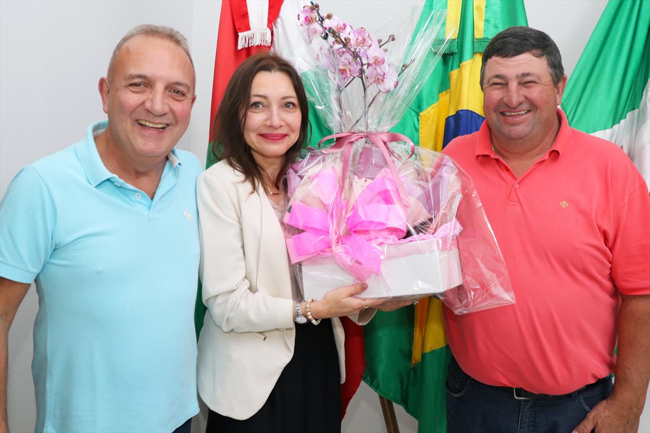 Muito emocionada, professora de polonês Jolanta Reszczynska se despede de Papanduva