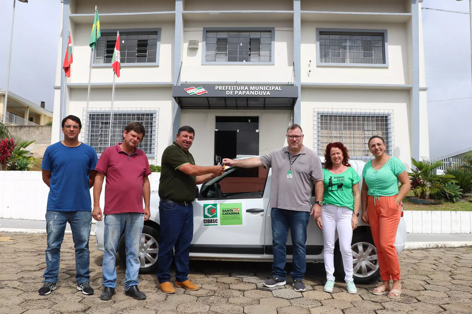 Município recebe veículo da CIDASC