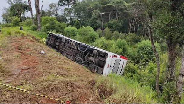 Acidente envolvendo um ônibus resultou em sete mortes no km 232 da BR-277