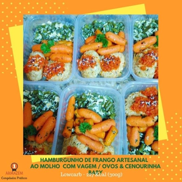 Hamburguinho de frango artesanal ao molho com vagem / Ovos & Cenourinha Hamburguinho de frango artesanal ao molho com vagem / Ovos & Cenourinha