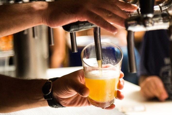 A microbiologia pode tornar a sua cerveja mais gostosa e segura