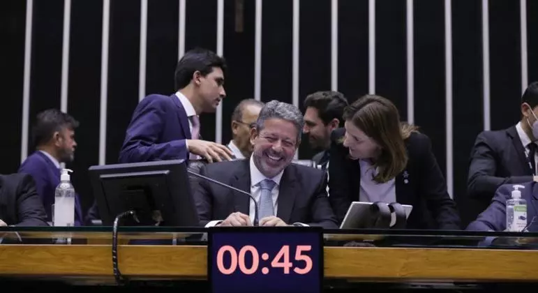 Deputados elegem presidente da Câmara em 1º de fevereiro