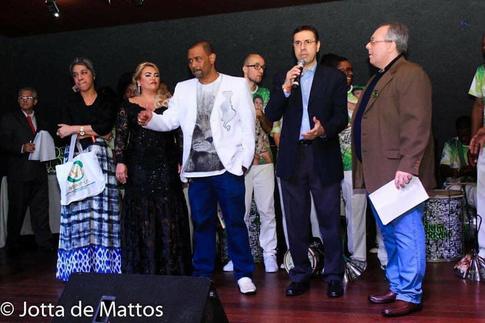Pela primeira vez, mais de 40 sambistas agraciados pelo desempenho no carnaval do Rio vão se mobilizar a internet para a entrega do troféu Gato de Prata.