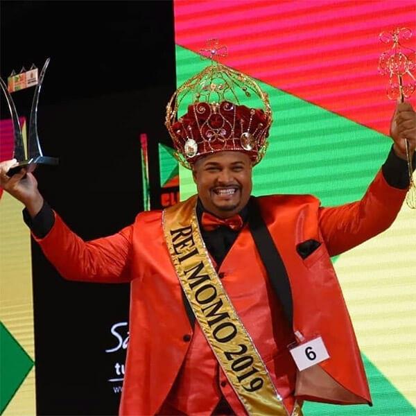FÁBIO SORRISO , REI DO CARNAVAL DE SP EM 2019, TESTA POSITIVO PRA COVID-19