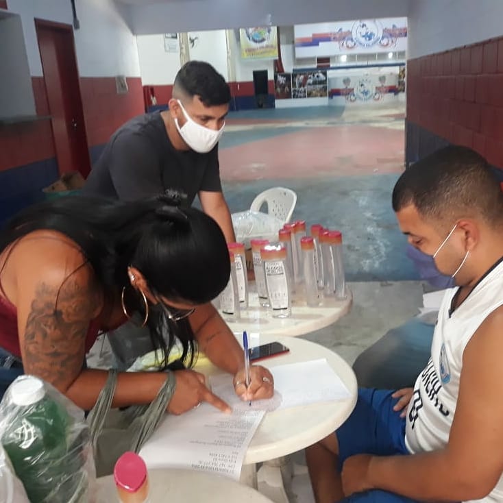 COMEMORANDO 4 ANOS DA REINAUGURAÇÃO DE SUA QUADRA, VIZINHA FALADEIRA DISTRIBUI CESTAS BÁSICAS PARA COMUNIDADE