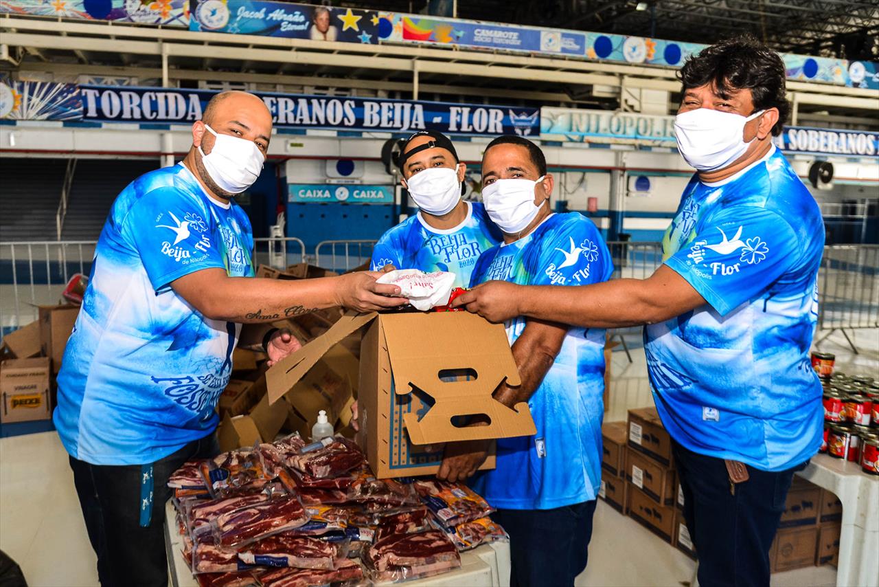 Solidariedade: Beija-Flor distribui mil caixas com doces de São Cosme e Damião em Nilópolis